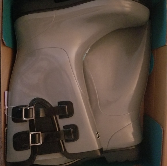 Women's Rain Boots - Picture 3 of 4